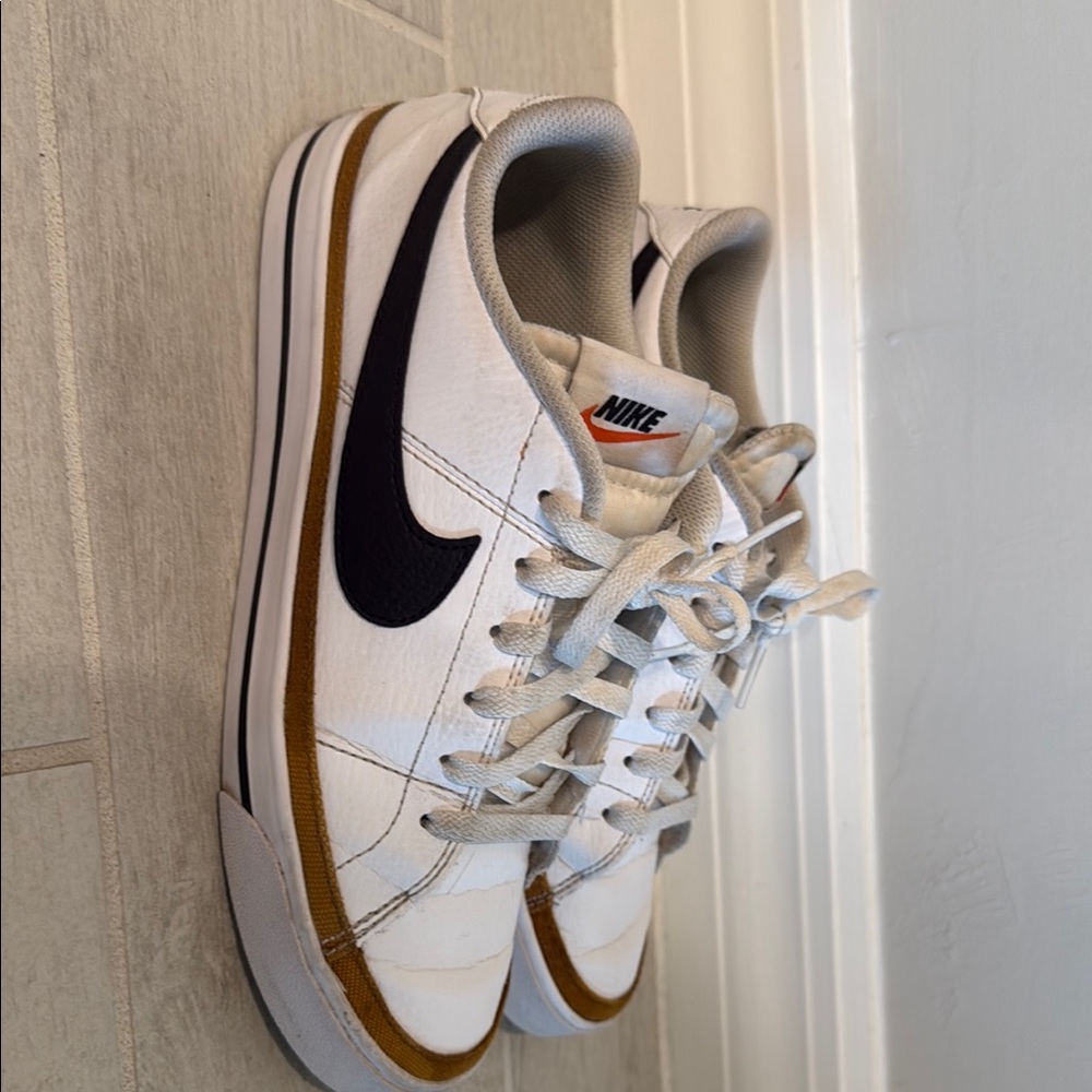 Nike White and Black Sneakers